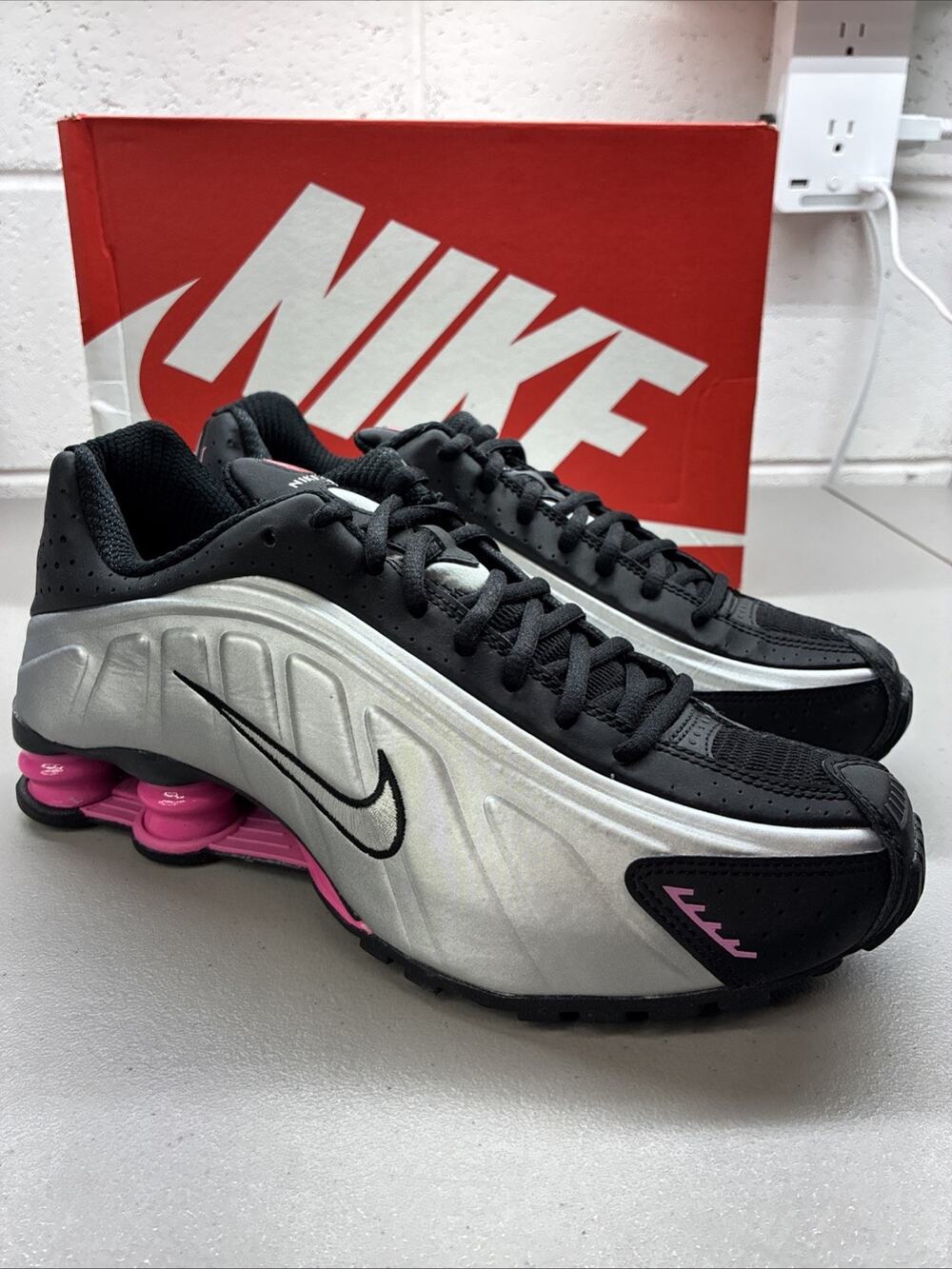 Nike Shox R4 Womens Black Metallic Silver Hyper Pink AR3565-012 Size 10 NEW